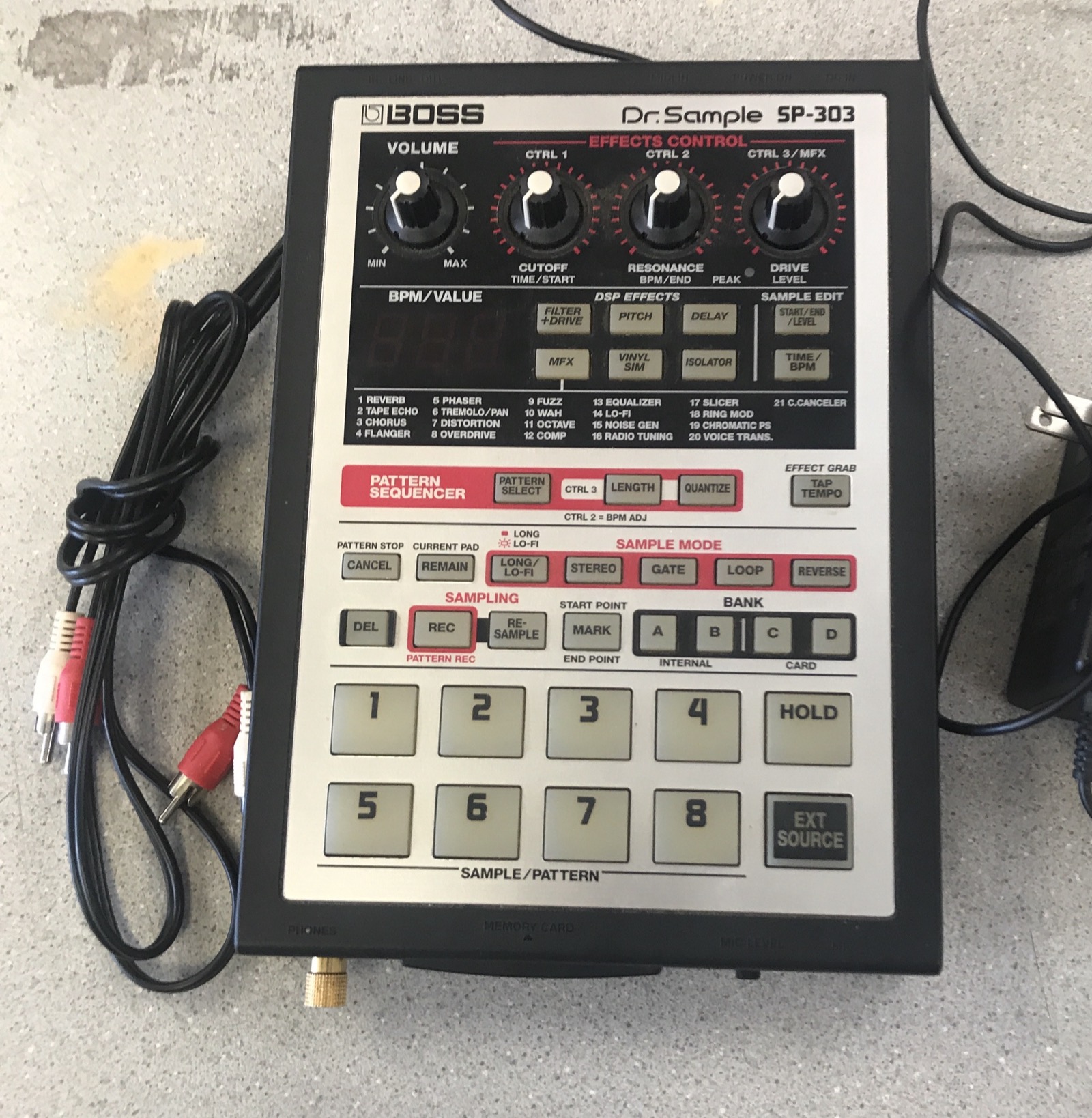 Boss SP-303 — sampler, na kterém Madlib vytvořil beaty pro Madvillainy v hotelovém pokoji v São Paulu