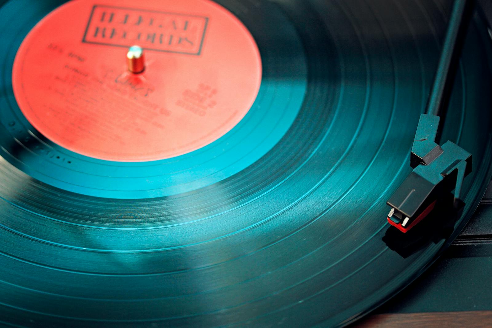 Bedny s vinyly — Madlib kopál v bednách se starými deskami